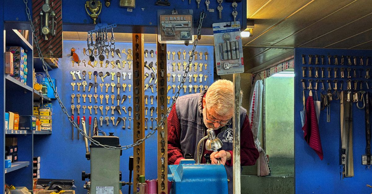 Key Copy Kiosks vs. a Real Locksmith: When the Machine Fails — Emerson Locksmith Corp